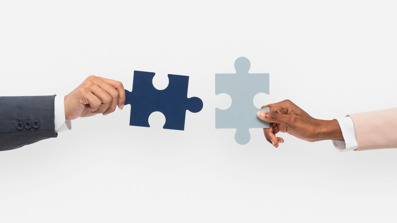 hands-holding-puzzle-business-problem-solving-concept