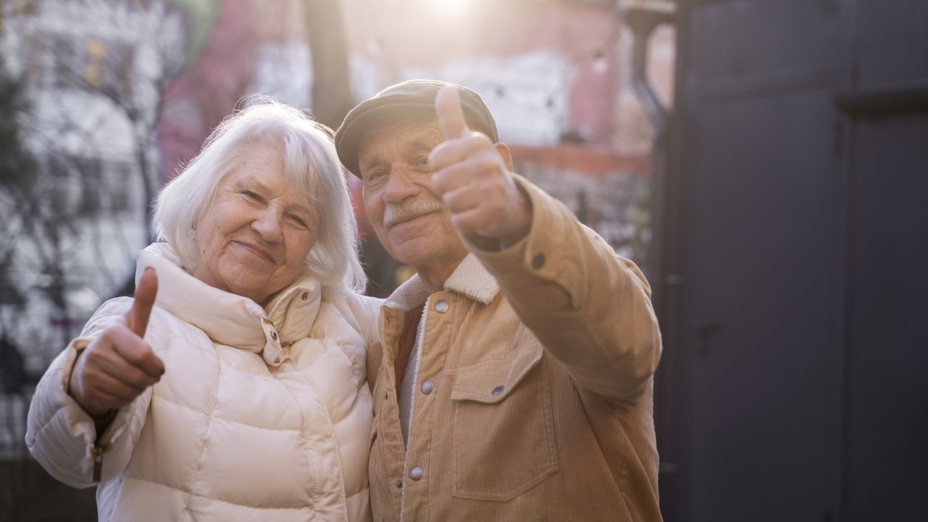 medium-shot-senior-people-showing-thumbs-up