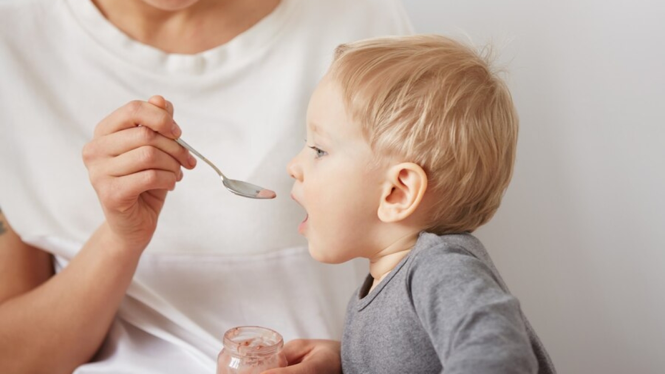 mere-nourrir-son-petit-garcon-cuillere_273609-14847