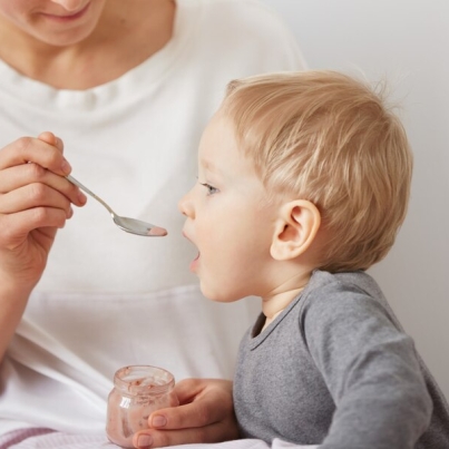 mere-nourrir-son-petit-garcon-cuillere_273609-14847