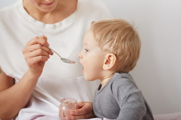 mere-nourrir-son-petit-garcon-cuillere_273609-14847