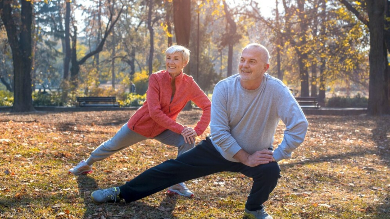 gros-plan-couple-personnes-agees-caucasien-souriant-faisant-exercice-dans-parc-par-journee-ensoleillee-automne_181624-58025
