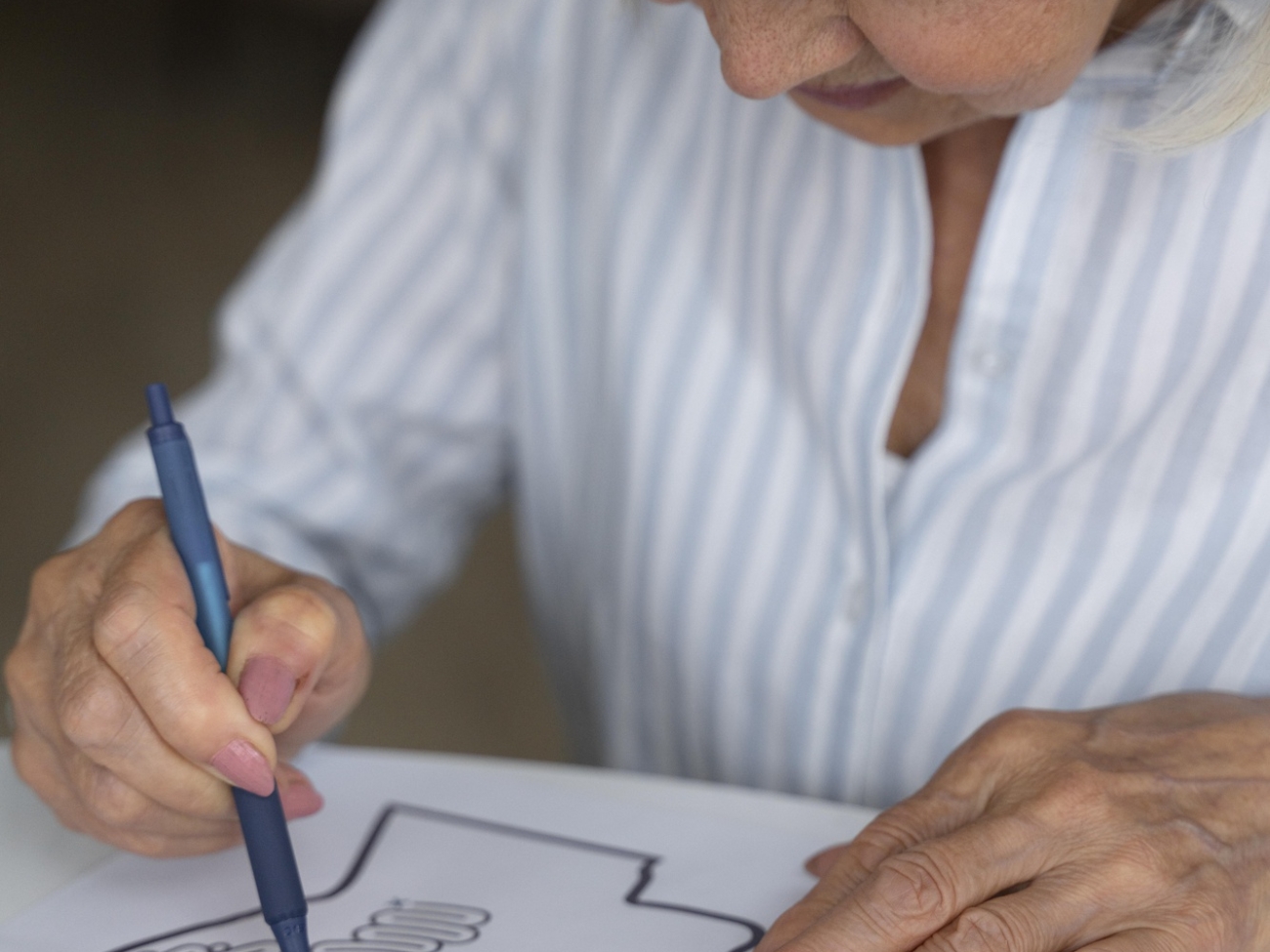 lonely-woman-confronting-alzheimer-disease